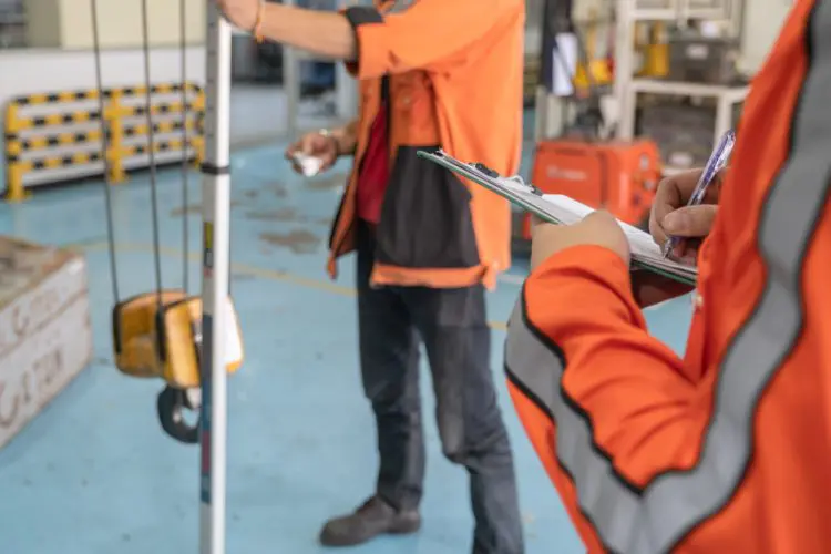 サービスエンジニアとは 業務内容 やりがい 年収を公開 タイズテックメディア