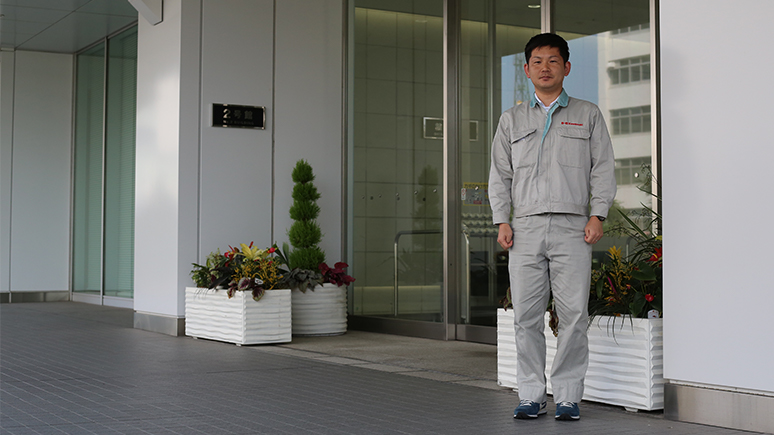 エネルギー・環境システムカンパニー_柴原様_社屋前