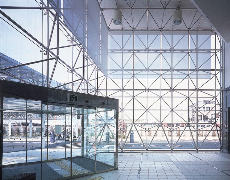 天井部を始め側面壁やその他の開口部を遮断することなく、 大面積のガラス平面構造を実現する同社の「太陽ビューシステム（TVS）」（公式HPより）