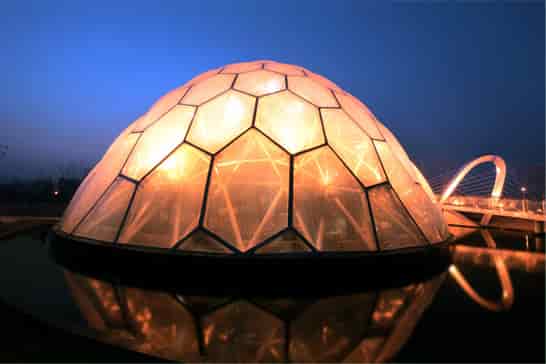 ガラスでもない、膜でもない透明建材。超軽量かつ高い可視透過率を誇る、 同社の『高機能フッ素樹脂ETFEフィルム』