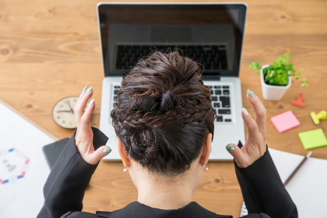 転職活動と仕事との両立で忙しいビジネスマンんの図