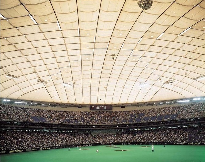 世界シェア７０％を誇る同社の膜構造建築物（東京ドーム／公式HPより）
