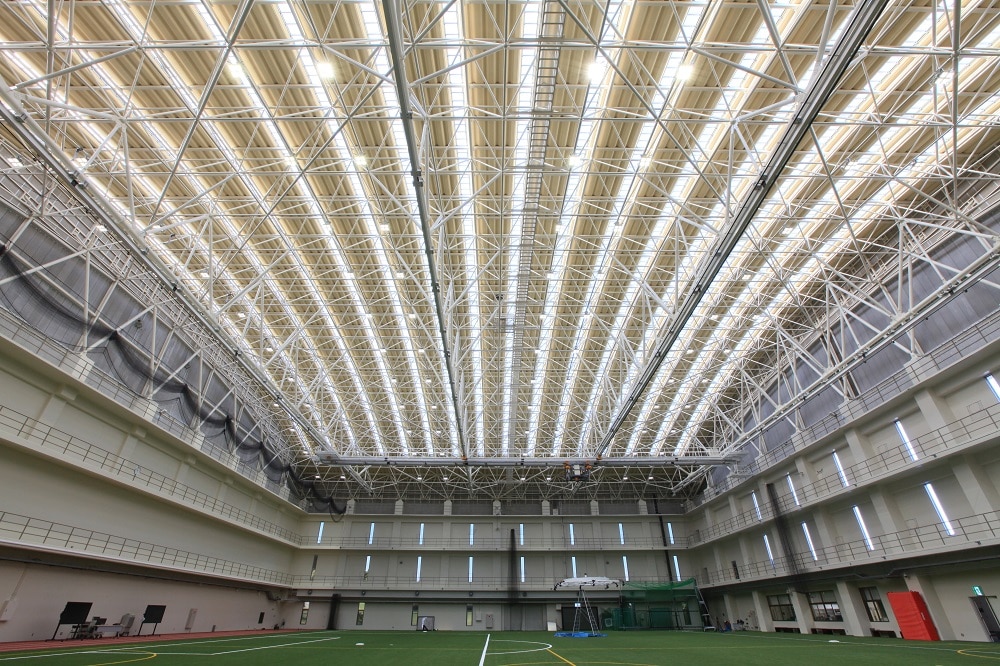 体育館1,000棟以上、大空間をはじめ、日本全国様々な場所で採用される同社のＴＭトラス。 柱を最小限に抑え、軽快で開放的な空間づくりを実現します（公式HPより）