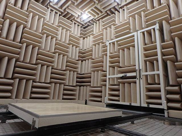 無響室などの実験設備