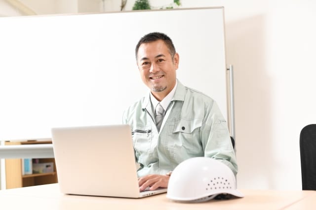 技術服を着た男性