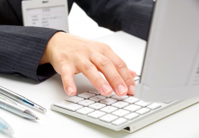 必要なスキルはどう身につける？未経験からSEを目指すための学習ステップ