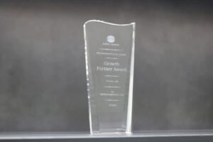 コニカミノルタ株式会社様よりいただいたRecruitment Partner AwardのGrowth Partner Awardのトロフィー